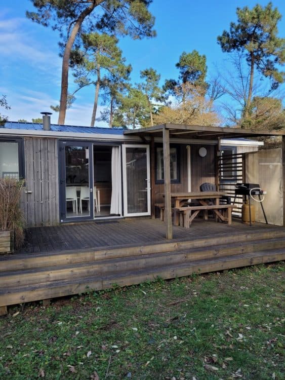 Salon et terrasse du mobil-home Mobil-home T016 au camping La Pinède, Les Mathes