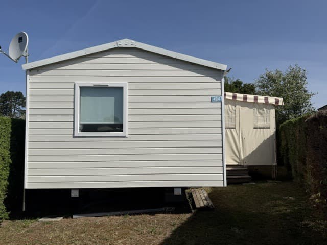 Salon et terrasse du mobil-home Trigano Tendance au camping Les Charmettes, La Palmyre
